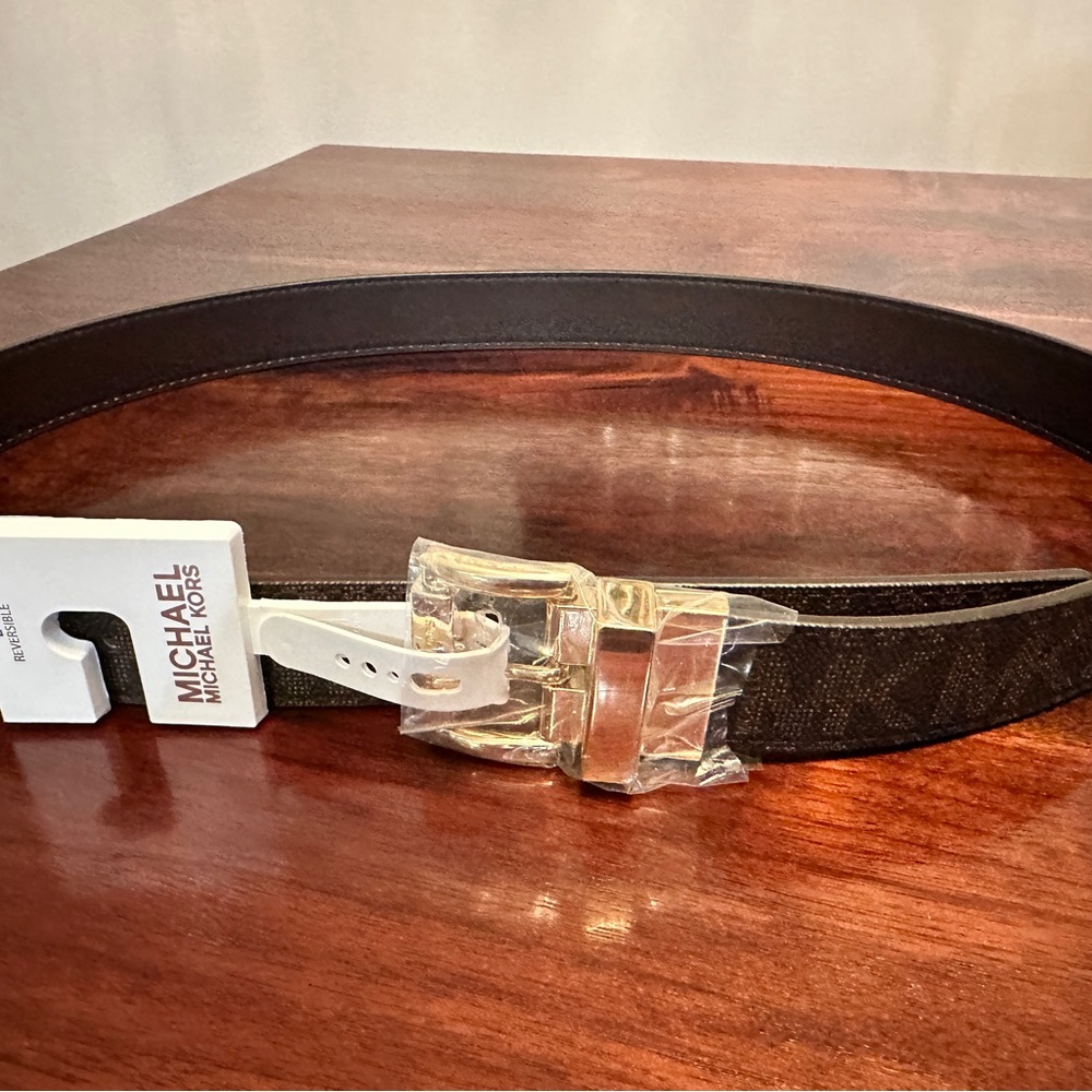 MICHAEL Michael Kors Twist Reversible belt.